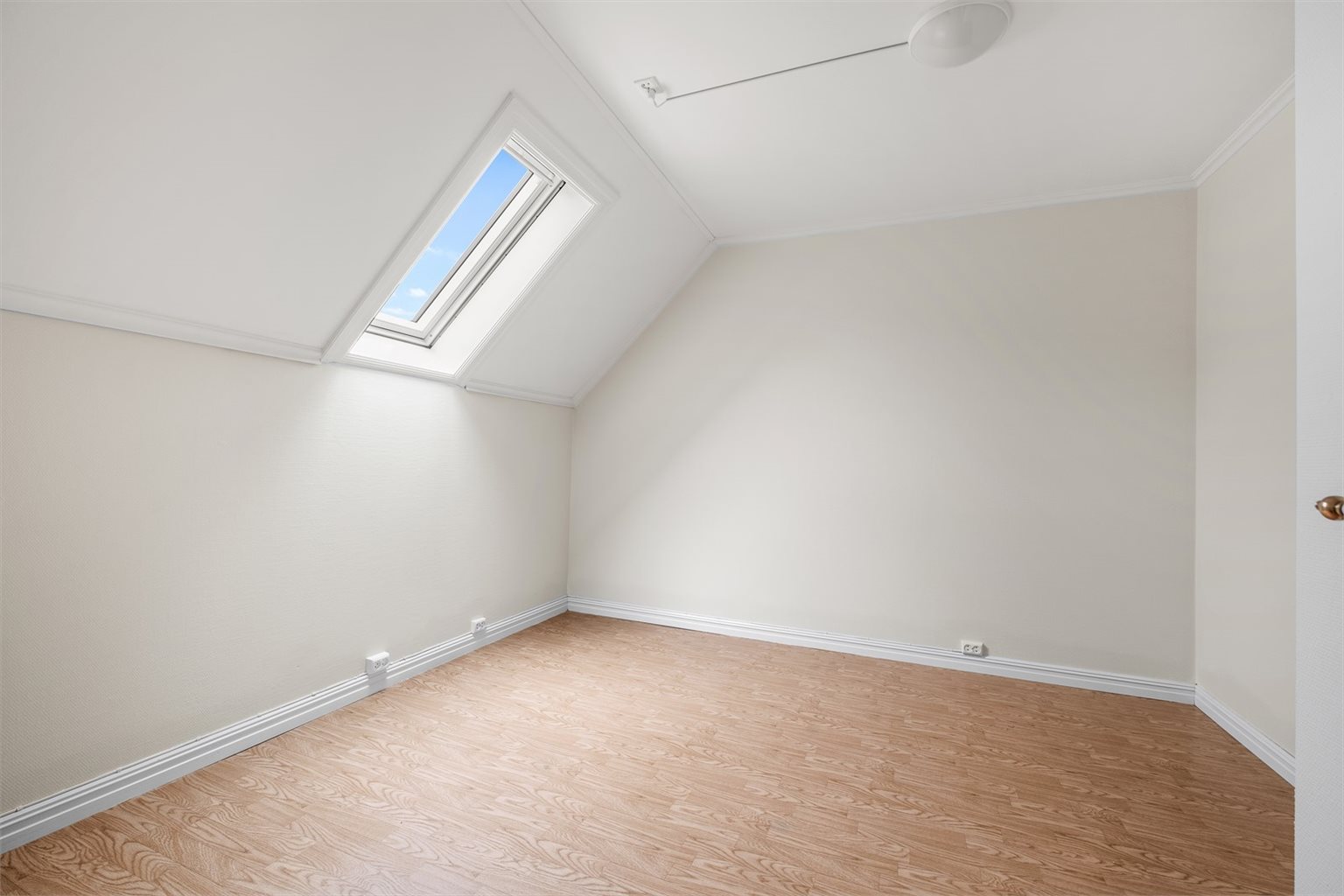 Soverom 4 er på hele 12 m² og har rom for ønsket møblering