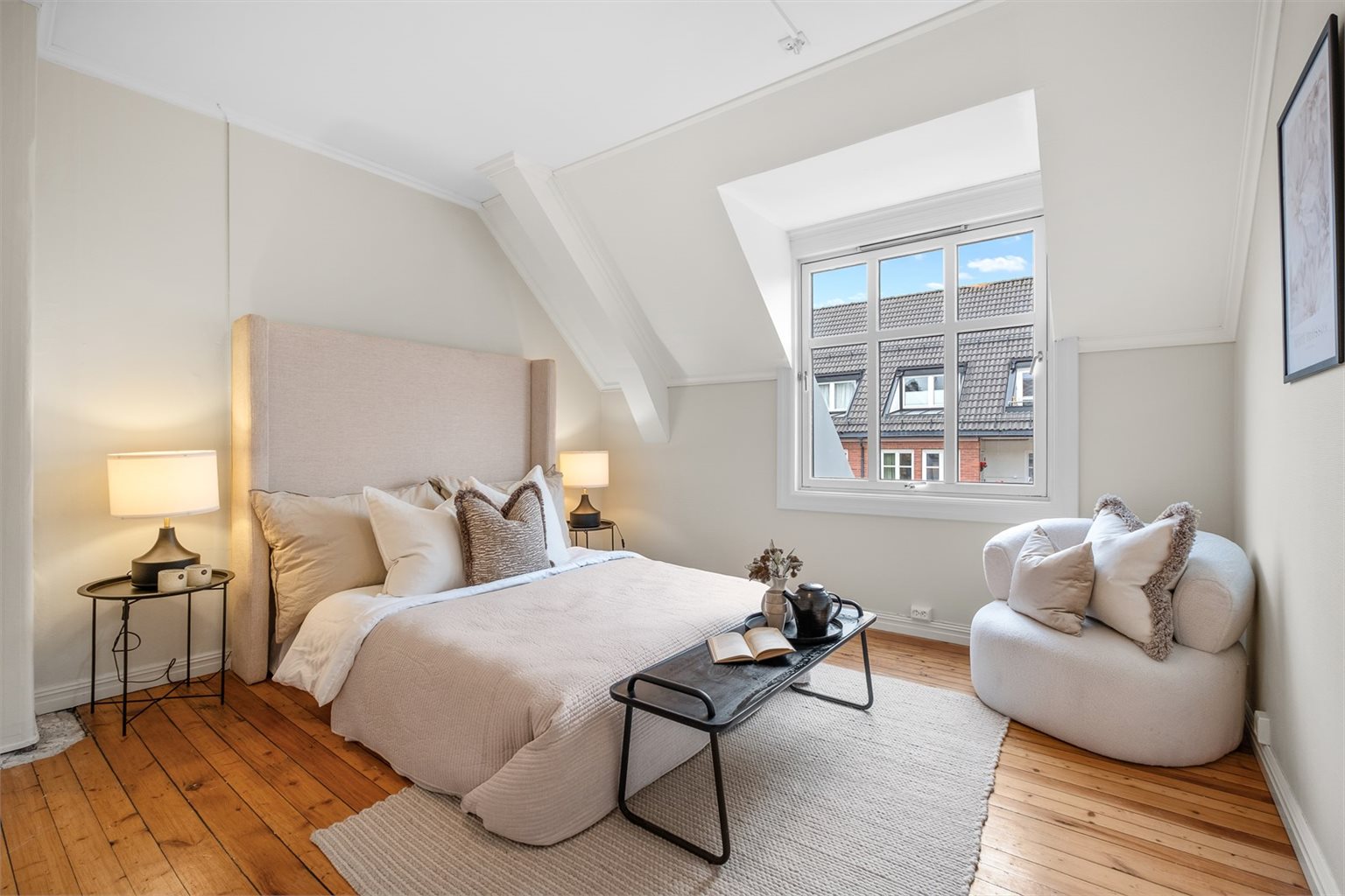 Leiligheten har totalt fire soverom av god størrelse. Dette er det største soverommet, på ca. 12,6 m², med fleksible møbleringsmuligheter