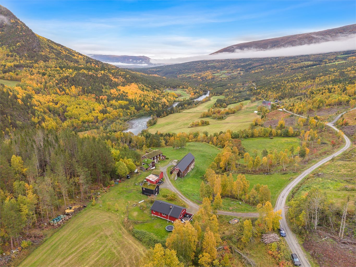 Boligen ligger ypperlig til i landlige omgivelser, med gode turmuligheter året rundt i umiddelbar nærhet. Trollheimen og Sunndalsfjella er et sant eldorado for naturglade sjeler.