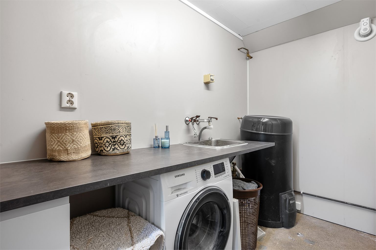 I kjeller ligger et særdeles praktisk vaskerom på 4,5 m².