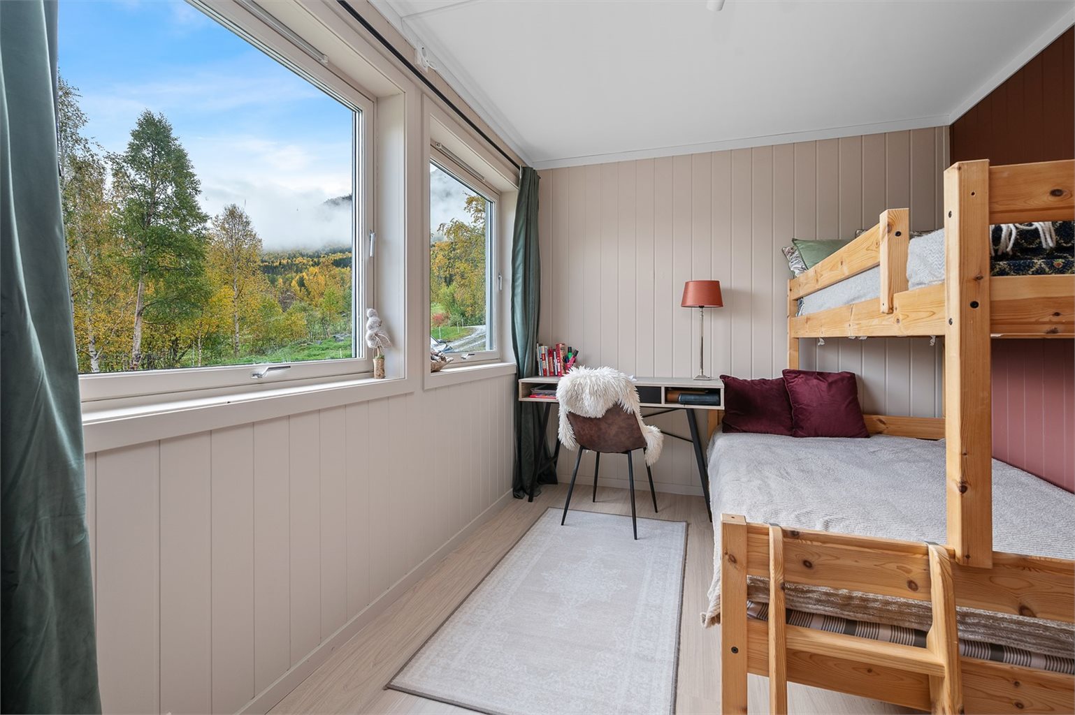 I underetasjen ligger to av boligens soverom. Det ene måler hele 11,5 m² og oppleves svært innbydende.