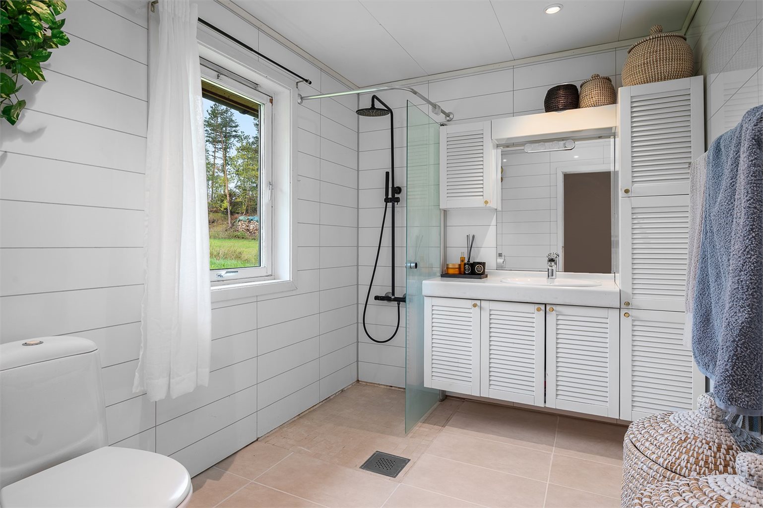 I overetasjen finner du boligens andre bad på hele 6m². Badet er innredet med dusjhjørnem servant, høyskap og toalett. 