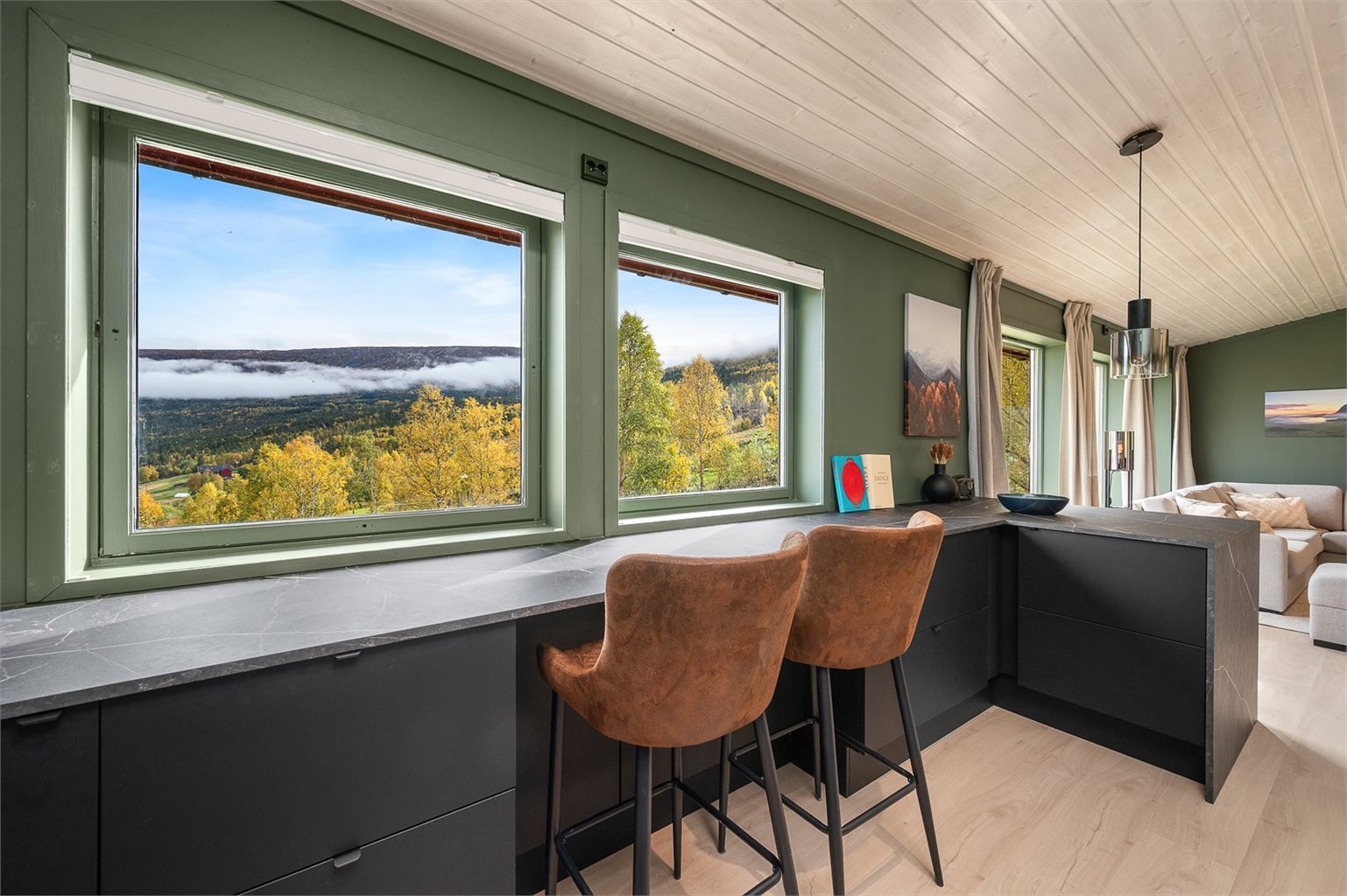 Kjøkkenet fremstår gjennomgående moderne og byr på en fantastisk utsikt over nærliggende landskap.