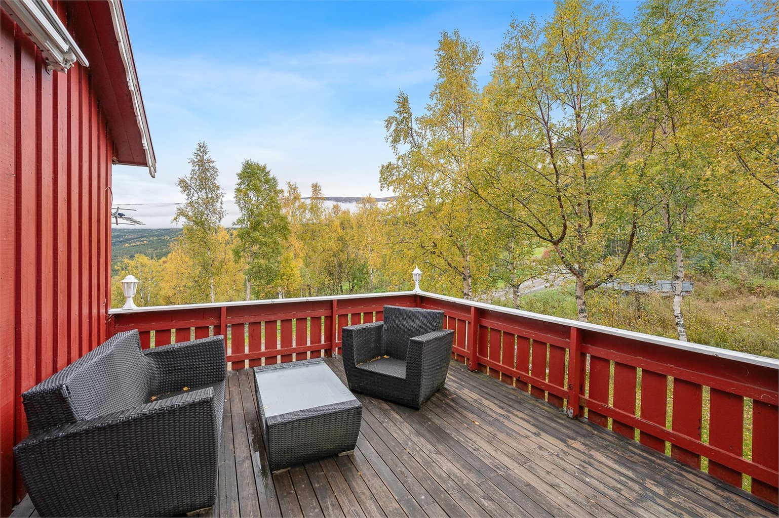 Her får du god plass til ulike sittesoner, samt plass til grill og annet ønsket utendørsmøblement.
