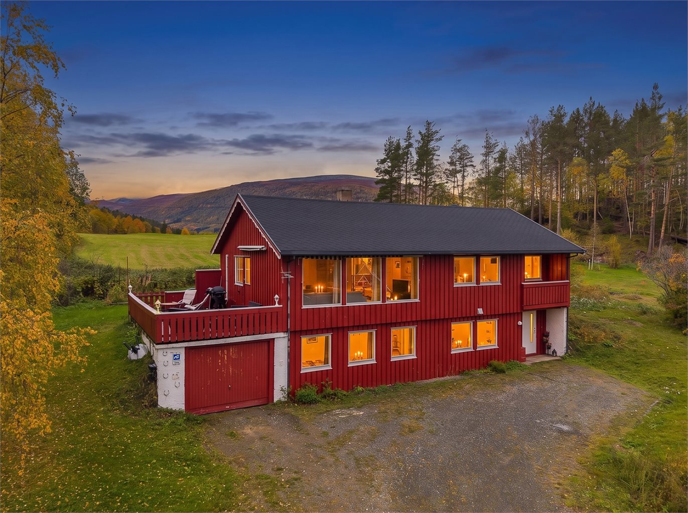 Velkommen til Hammerbekkvegen 194! - En sjarmerende og innholdsrik enebolig på 180 m² over to plan, beliggende i et landlig område på Lønset.