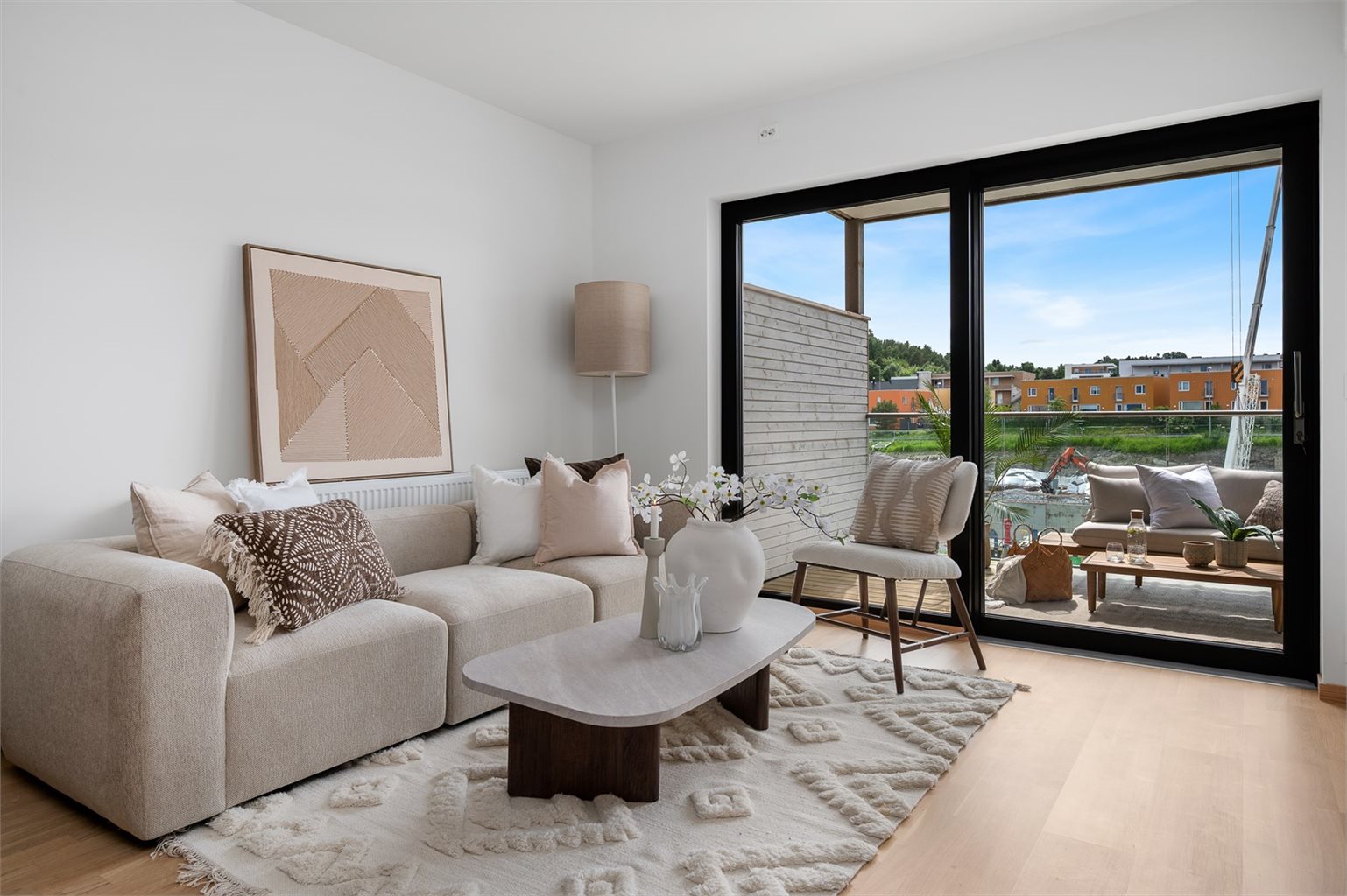 Fra stuen har du direkte adgang til terrasse vendt inn mot felles parkområde. Terrassen byr på gode solforhold. 