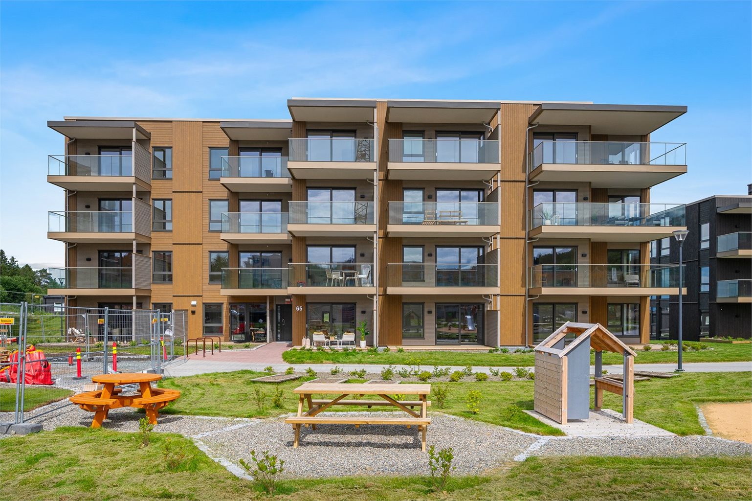 Leiligheten ligger i byggets 1. etasje, vendt inn mot flott parkområde. Velkommen til visning! 