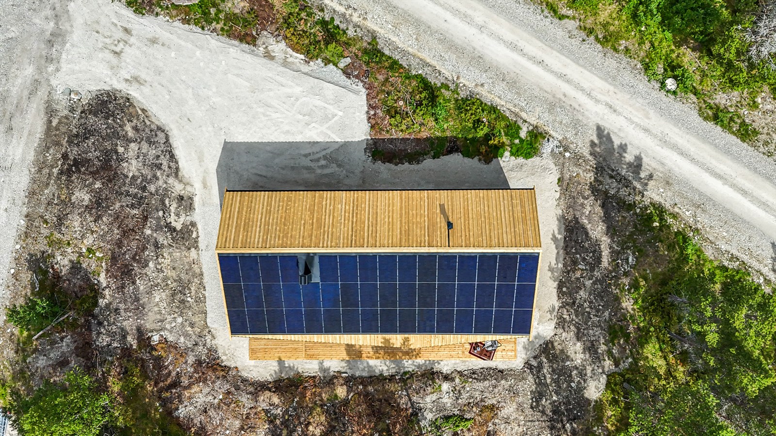 Solcellepanel er installert på taket - Solcellene produserer 21 000 kwt. og forsyner hele hytta (og vel så det) med strøm.