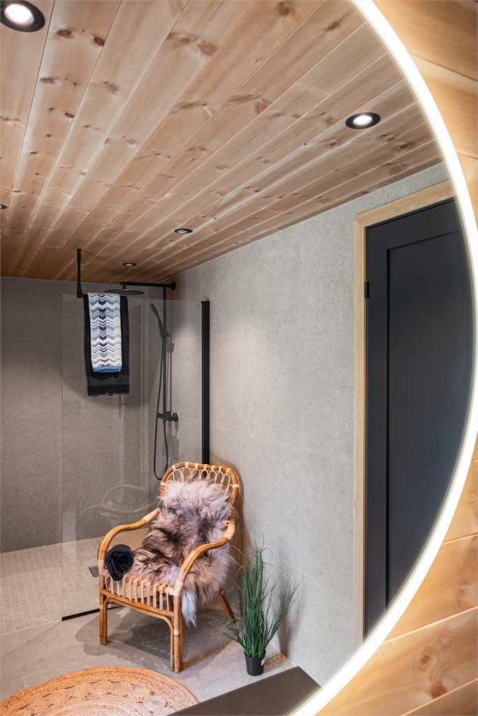 På badet er det gulvvarme, downlights og vegghengt toalett.