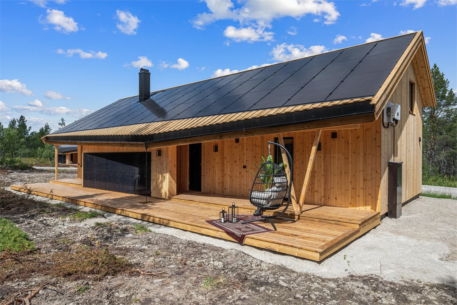 Utenfor stuen og badet har hytta en herlig og delvis overbygget terrasse på ca. 58 kvm. Terrassen innredes enkelt i ulike soner, og innbyr til både stille stunder og lange, sosiale kvelder.