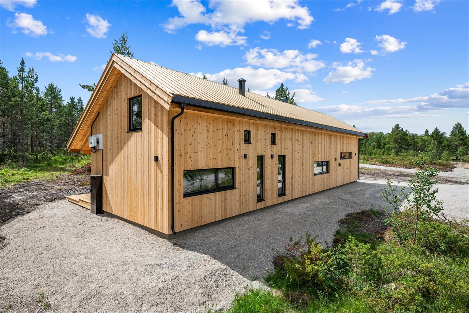 Det er enkel adkomst via bilvei helt frem, og tomten har gode muligheter for parkering på en singlet gårdsplass.