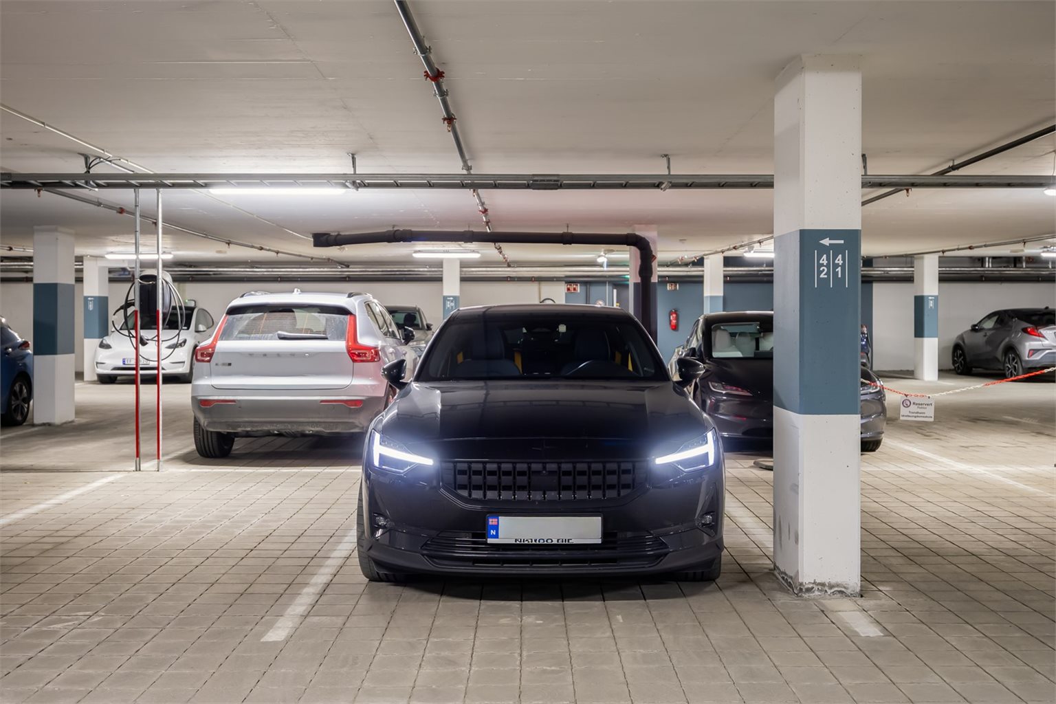 Det medfølger også fast p-plass i oppvarmet parkeringskjeller.