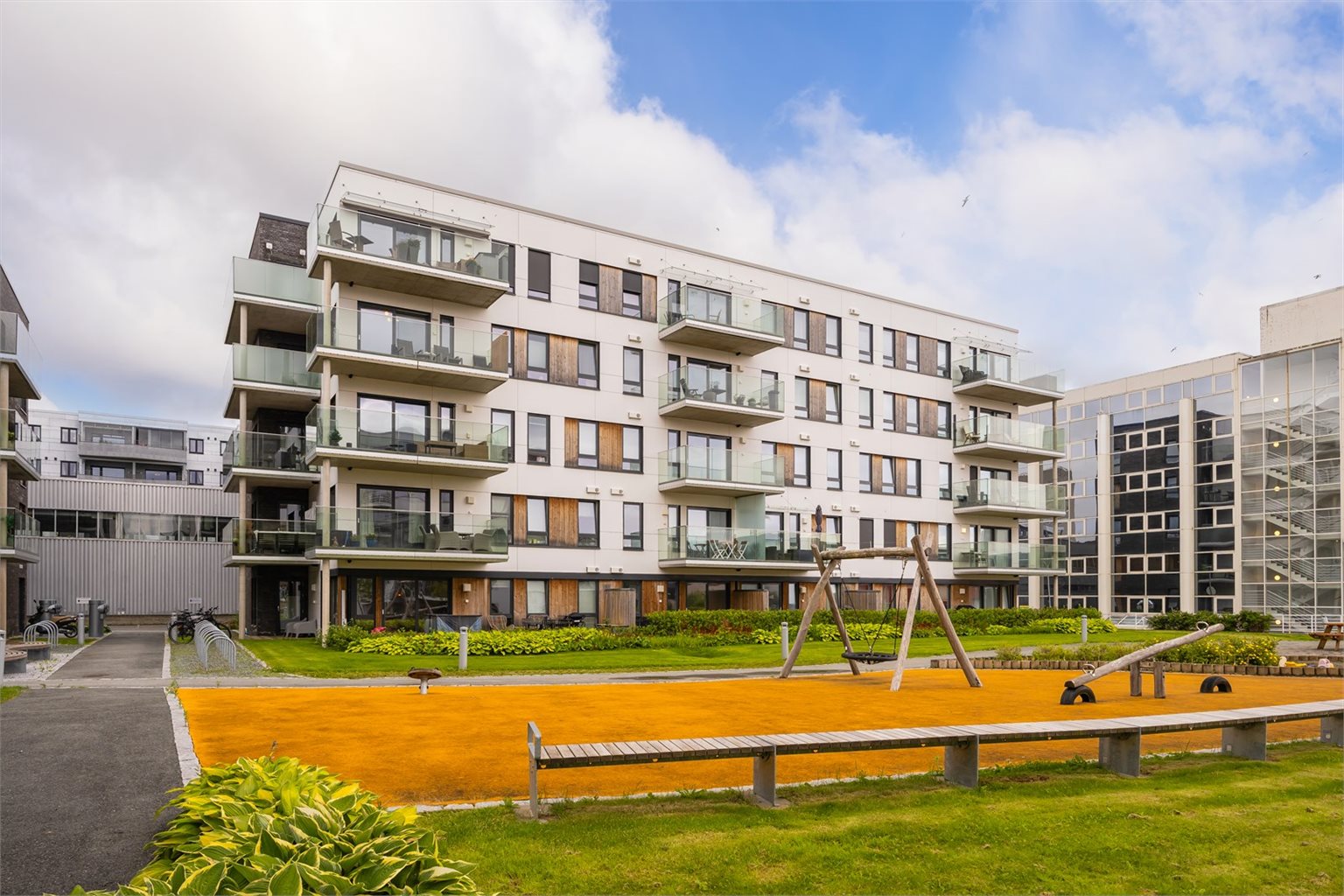 Den attraktive beliggenheten på Lade byr på umiddelbar nærhet til alt av servicefasiliteter som blant annet treningssenter, shoppingsenter, dagligvarer og turmuligheter på Ladestien.