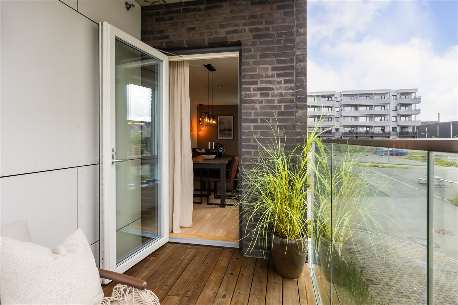 Videre måler balkongen 5m², her kan du fint møblere etter eget ønske.