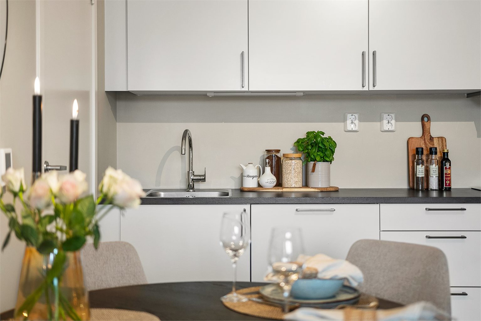 Videre byr leiligheten på en moderne kjøkkeninnredning fra kvalitetsprodusenten; HTH. 