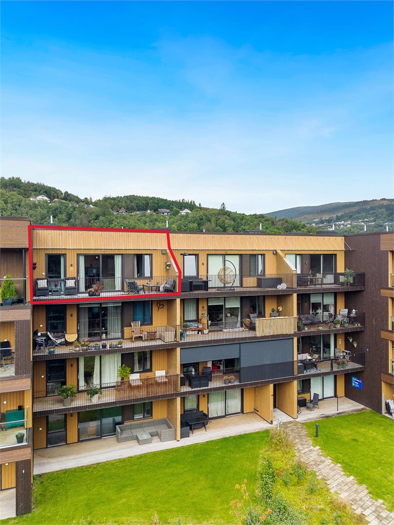Leiligheten ligger i femte etasje med adkomst via heis og svalgang.