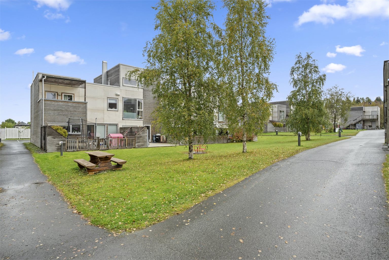 Boligen har en landlig og barnevennlig beliggenhet med Brekkåsen barneskole like ved