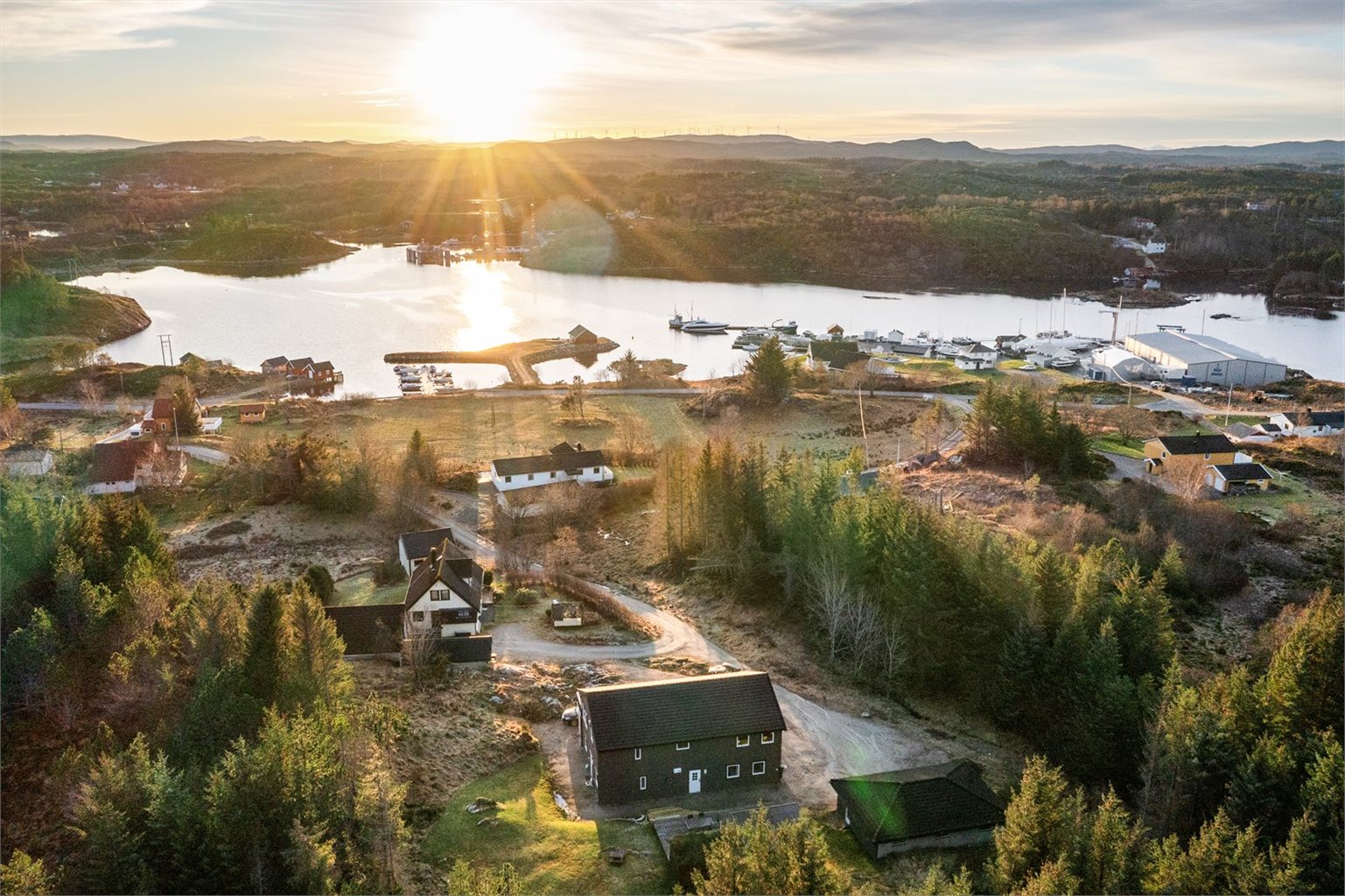 Boligen ligger skjermet til på en høyde