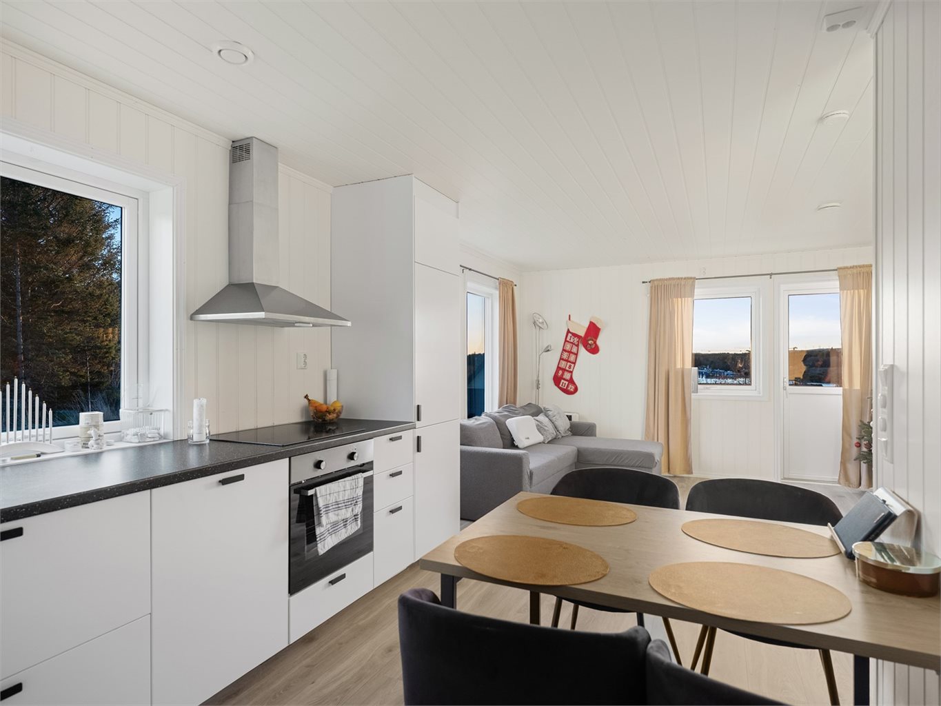 Åpent kjøkken med plass til både matlaging og sosialt samvær