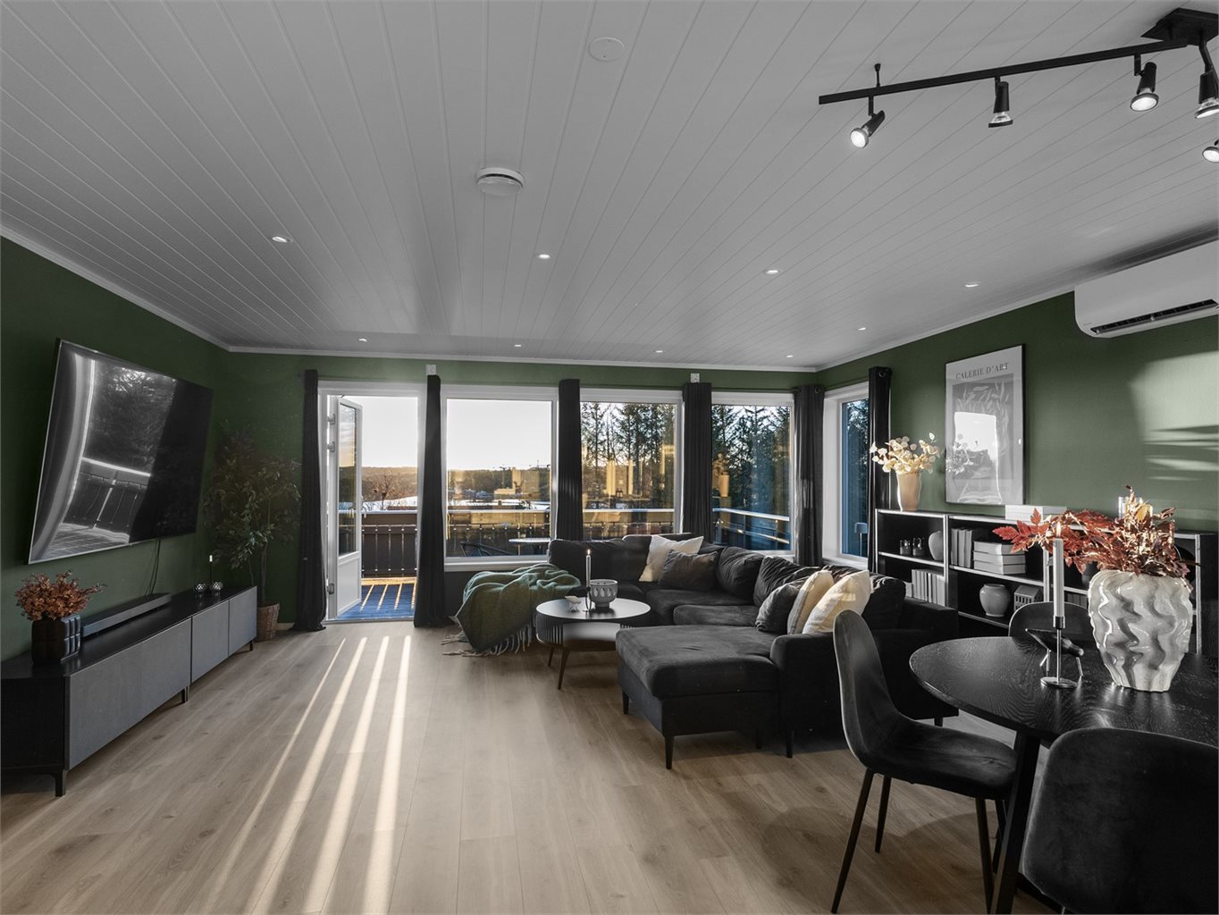 Store vindusflater gir et lyst og trivelig oppholdsrom