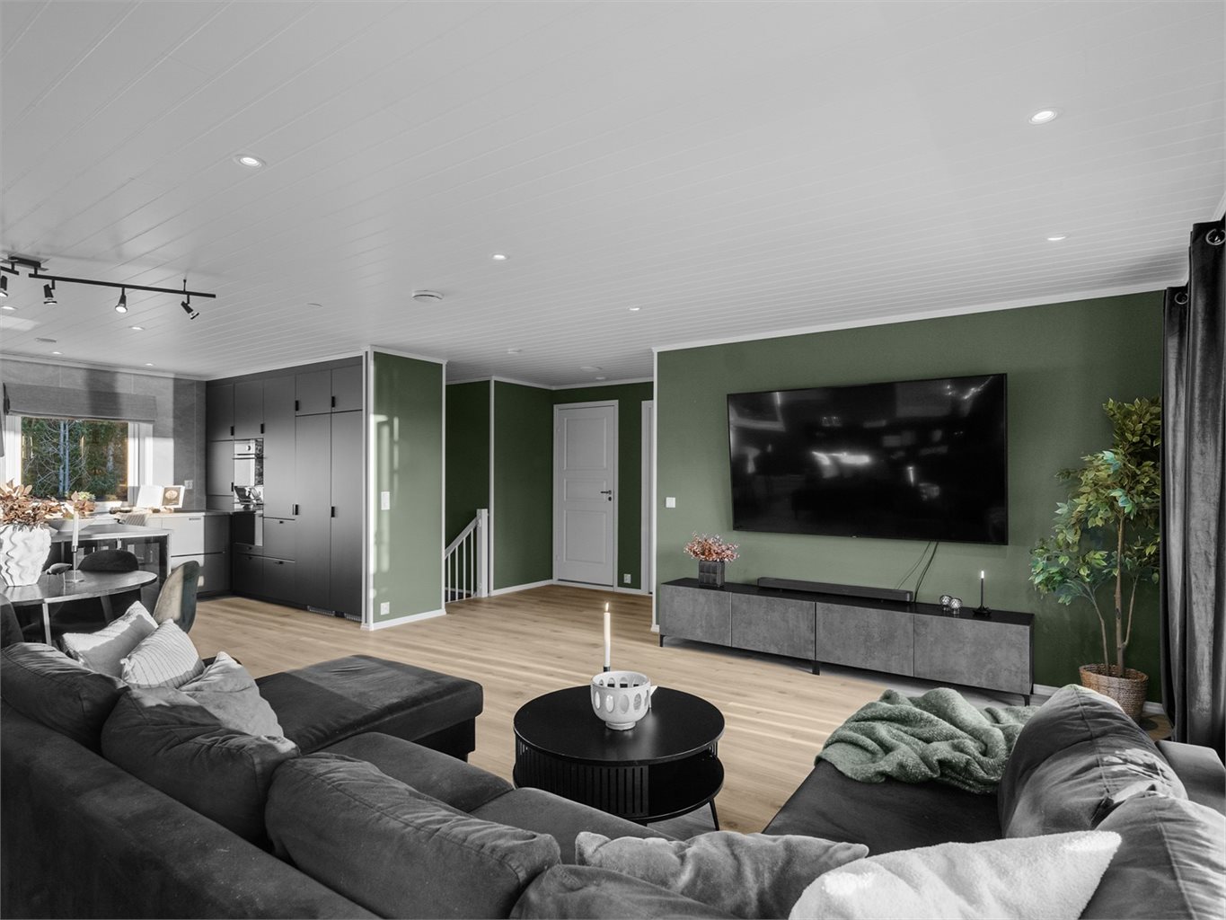 Stuerommet er på hele 36 kvm, noe som skaper god plass til både sofa- og spisegruppe