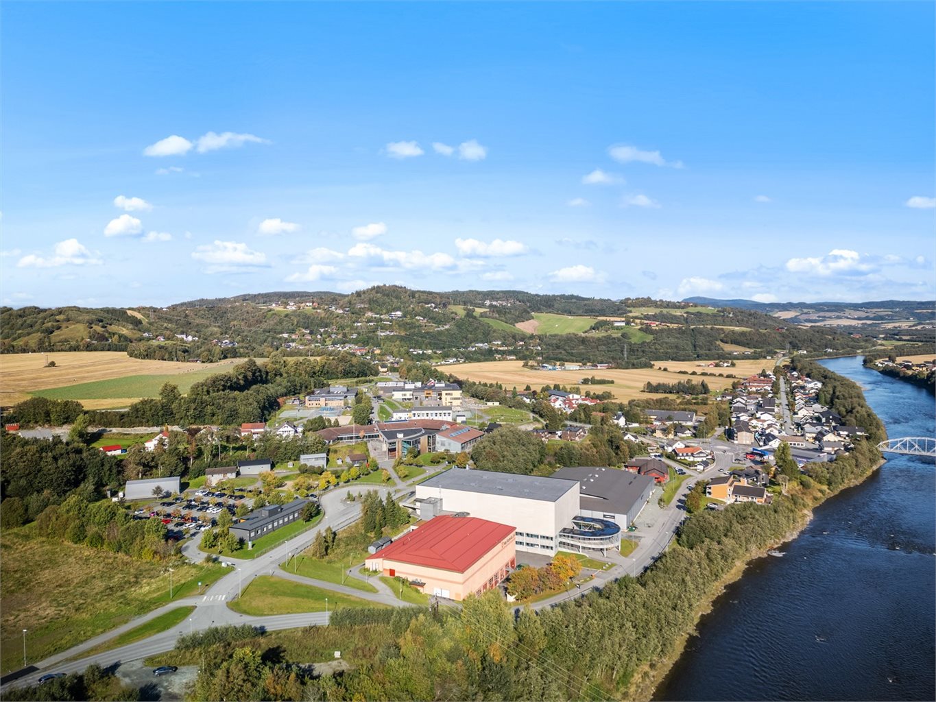 Like ved videregående finner du Melhushallen (håndballhall) og Bankhallen (innendørs fotballhall). 