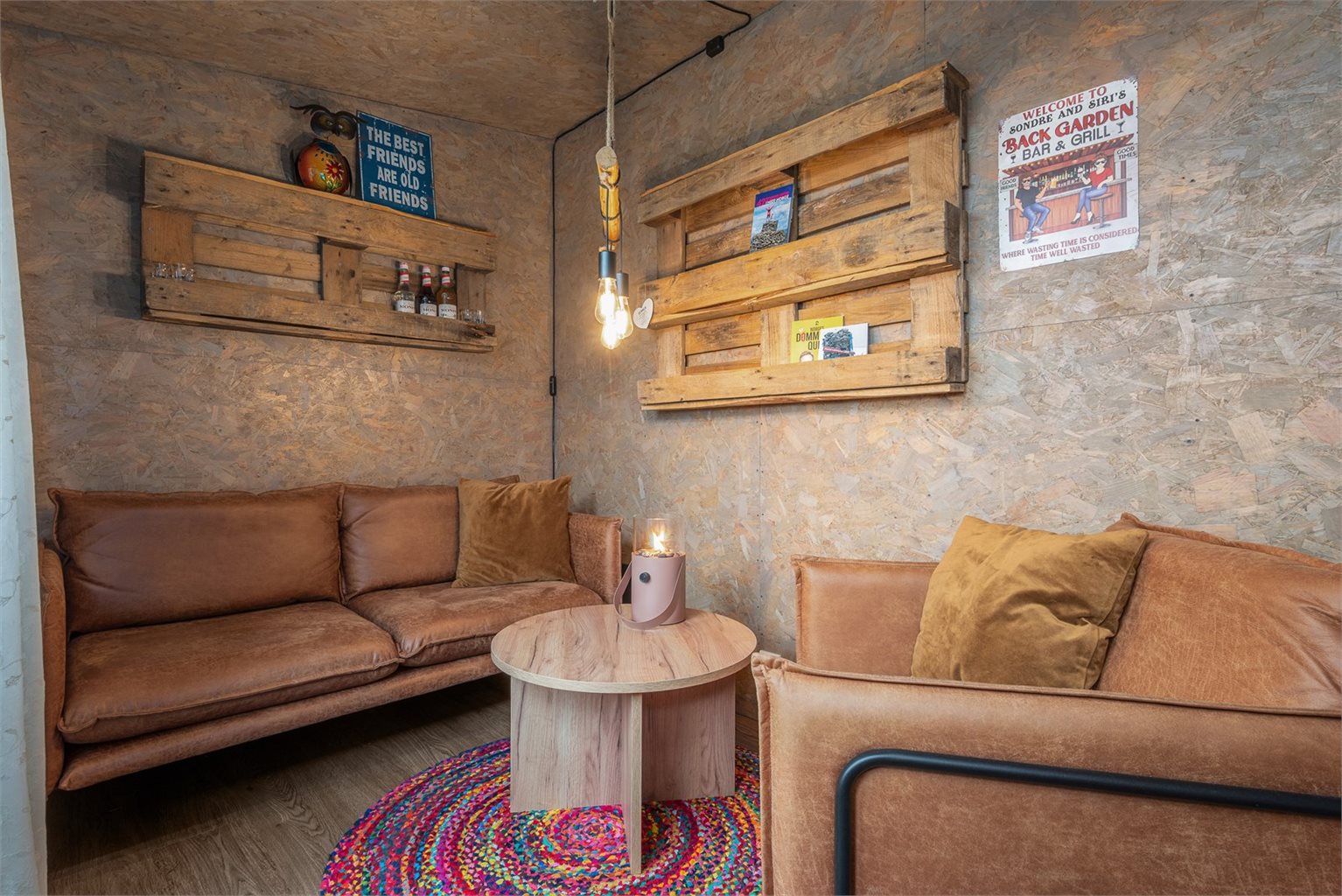 Ved boligens takterrasse/loft møtes vi av en lun sittegruppe, perfekt for hyggelige sammenkomster.