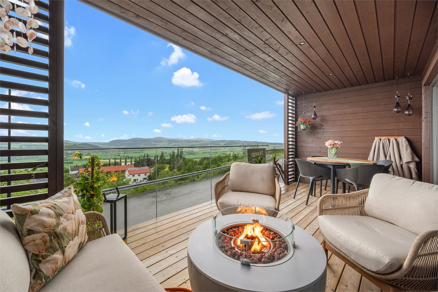 Velkommen til Rønningstrøa 28! Her får du en meget lekker, påkostet og innholdsrik familiebolig!

Foto: Interiørfoto v/Haukdal.