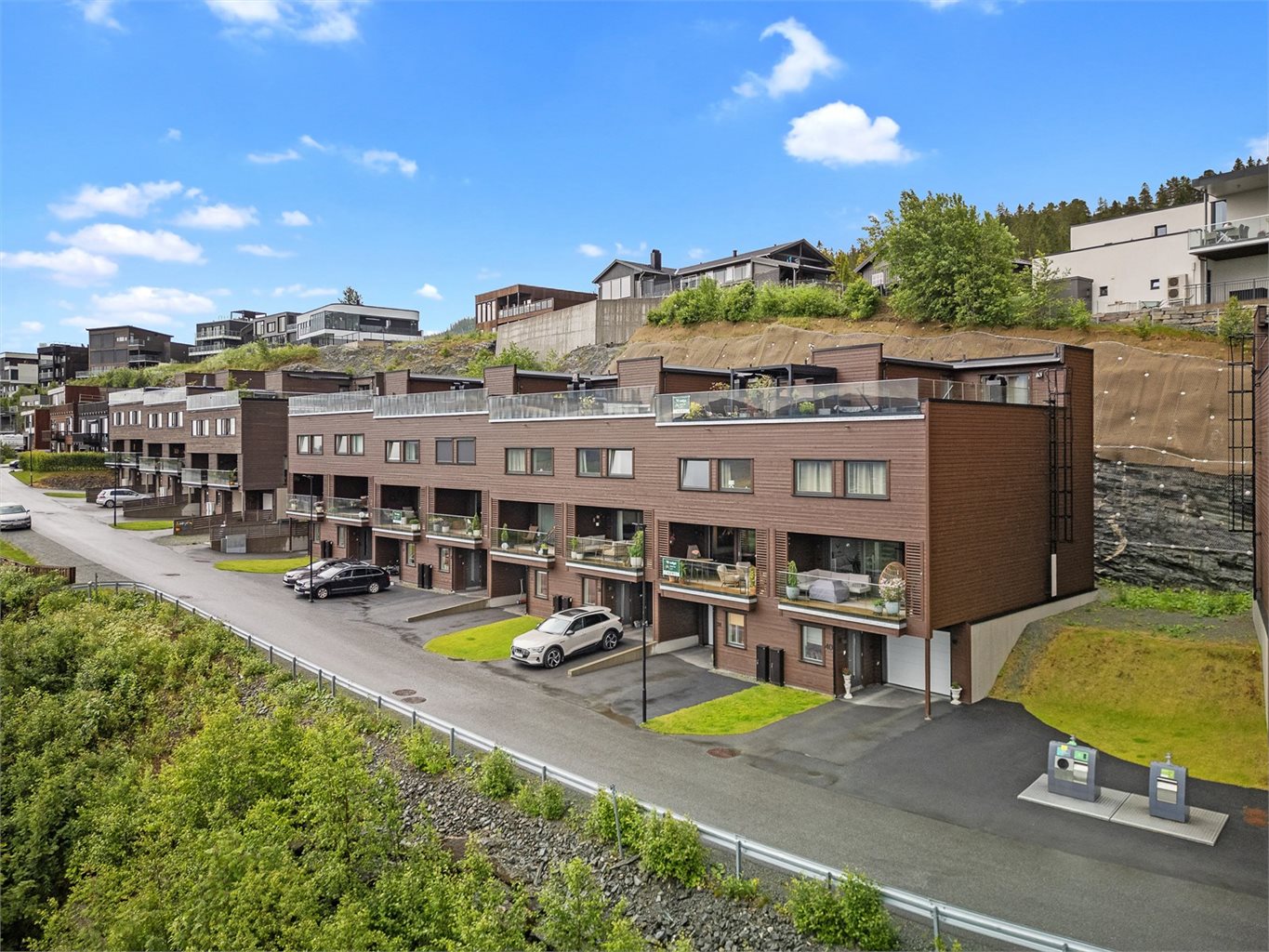 Eneboligen ligger høyt til og plasseringen gir glimrende panoramautsikt over landskapet. 