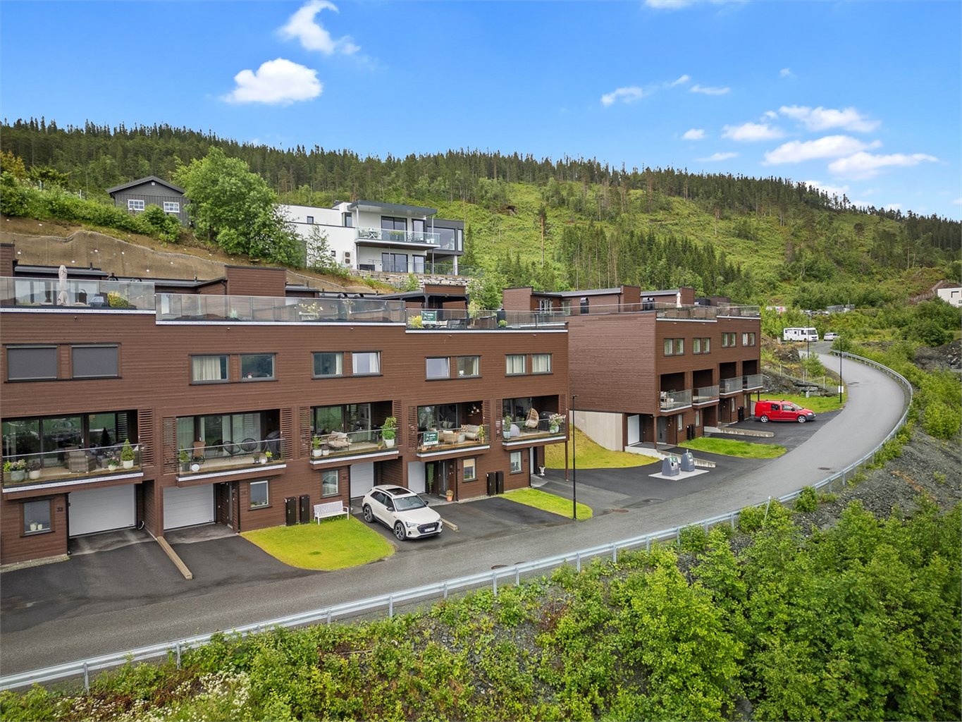 Boligen ligger flott til med nærhet til alt av servicefasiliteter på Melhus, samt kort avstand til skoler, barnehage og lekeplasser.