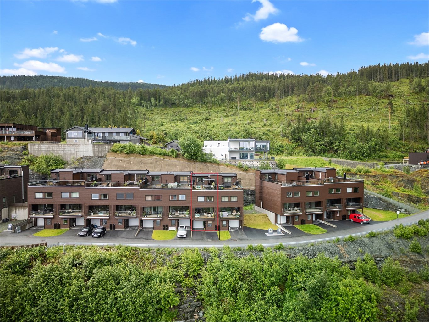  Boligen ligger i et etablert og attraktivt boligområde, nærmere bestemt Rønningstrøa på Løvset - ca. 3 km fra Melhus sentrum. 
