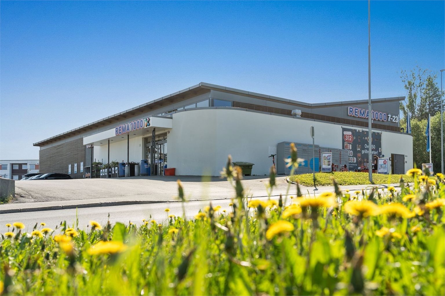 Leiligheten ligger i nærhet til 3 dagligvarebutikker, hvorav en også holder søndagsåpent. Rema 1000 Angelltrøa ligger ca. 7 minutters gange fra hjemmet, 2 minutter i bil og 2 minutter i sykkelavstand. 