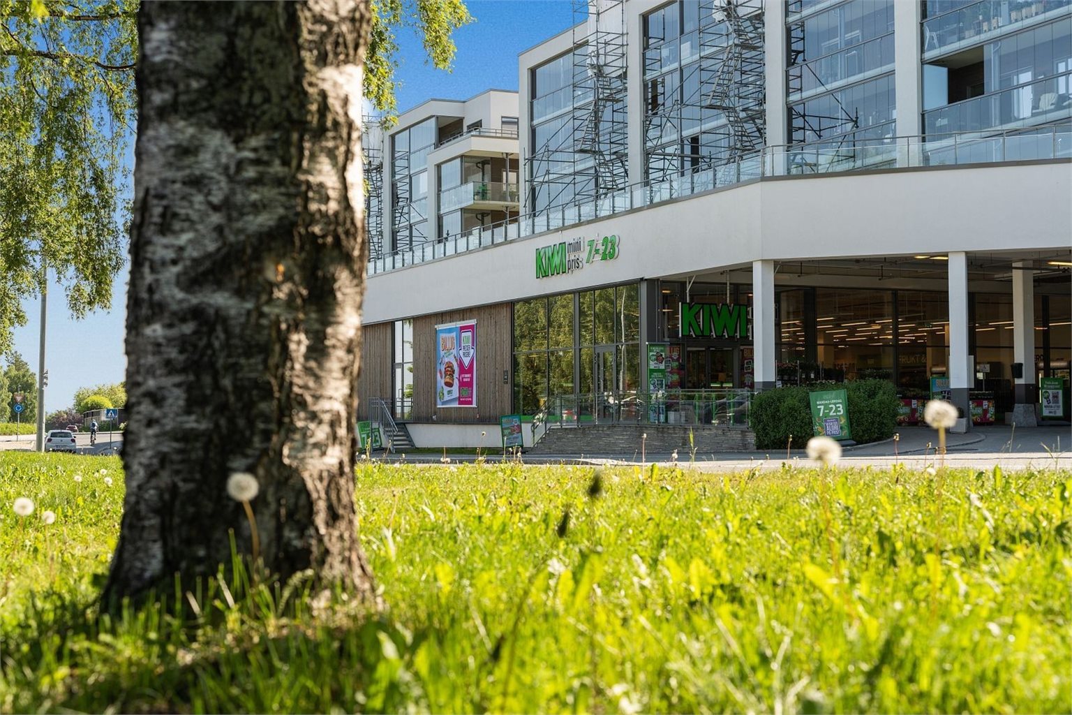 Kiwi Strinda ligger ca. 10 minutter i gangavstand fra leiligheten, 2 minutter med bil og 2 minutter i sykkelavstand. Dagligvarebutikken har videre en stor kundeparkering under tak. 