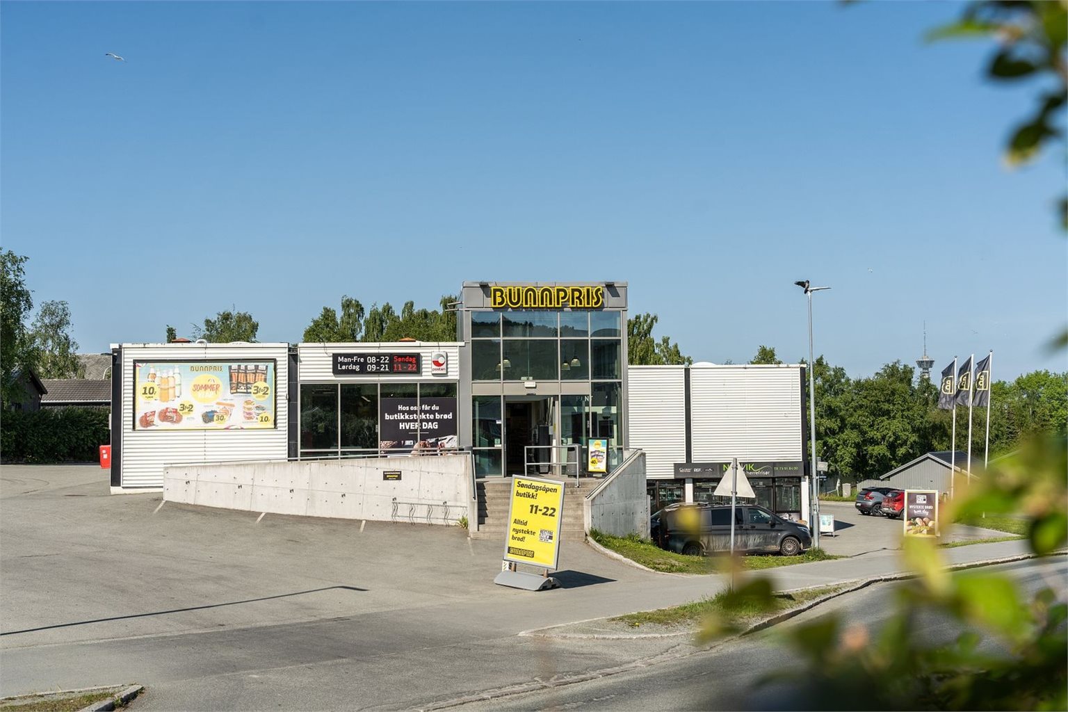 Bunnpris Angelltrøa, som også har søndagsåpent, ligger 8 minutter i gangavstand og 2 minutter i sykkelavstand fra leiligheten. 