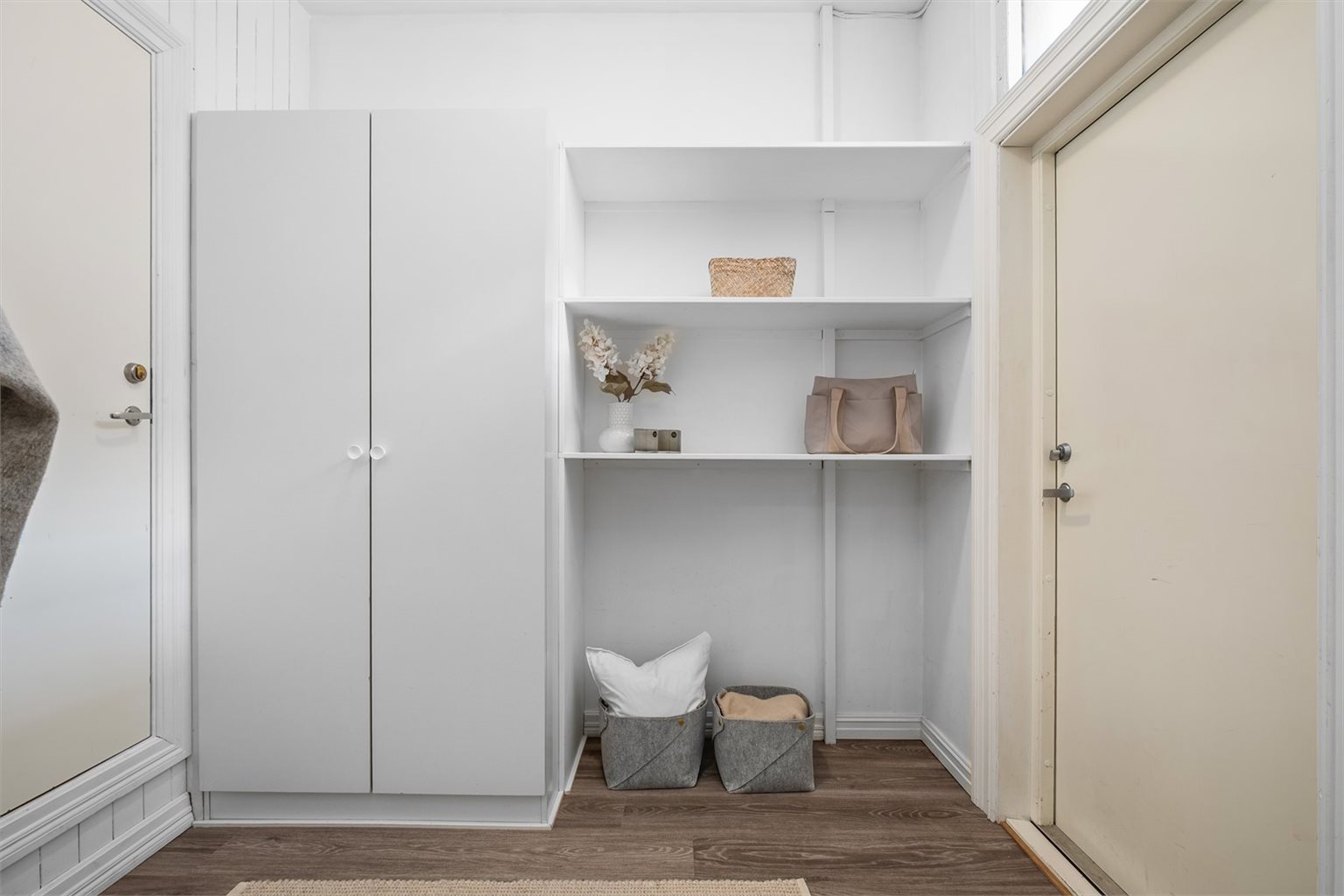 Entréen er på 4,6 m² og har praktisk adkomst til en innvendig bod på 2,2 m², som gir gode oppbevaringsmuligheter