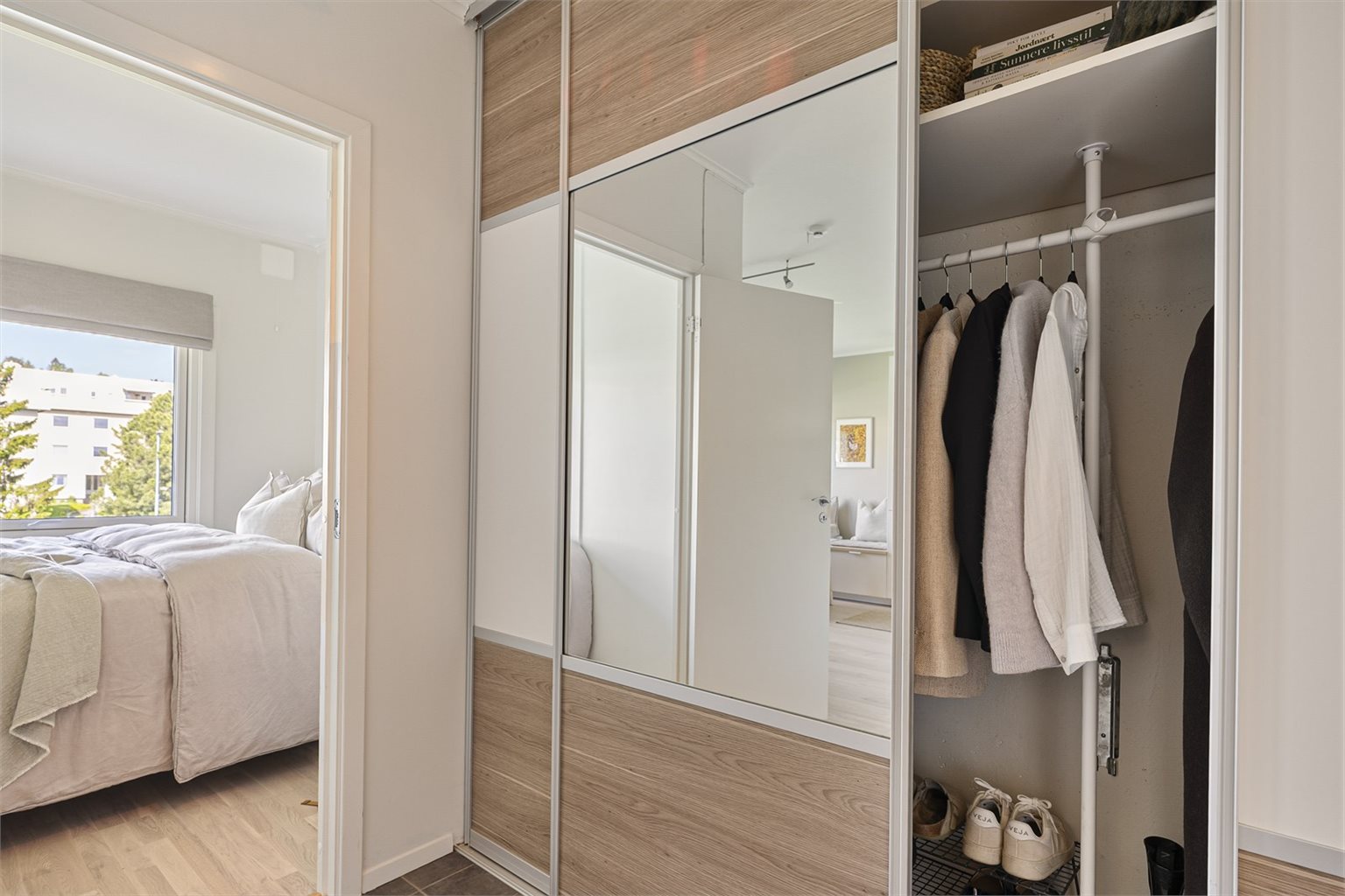 Entreen er på 4,5m² og er innredet med praktisk skyvedørsgarderobe.
