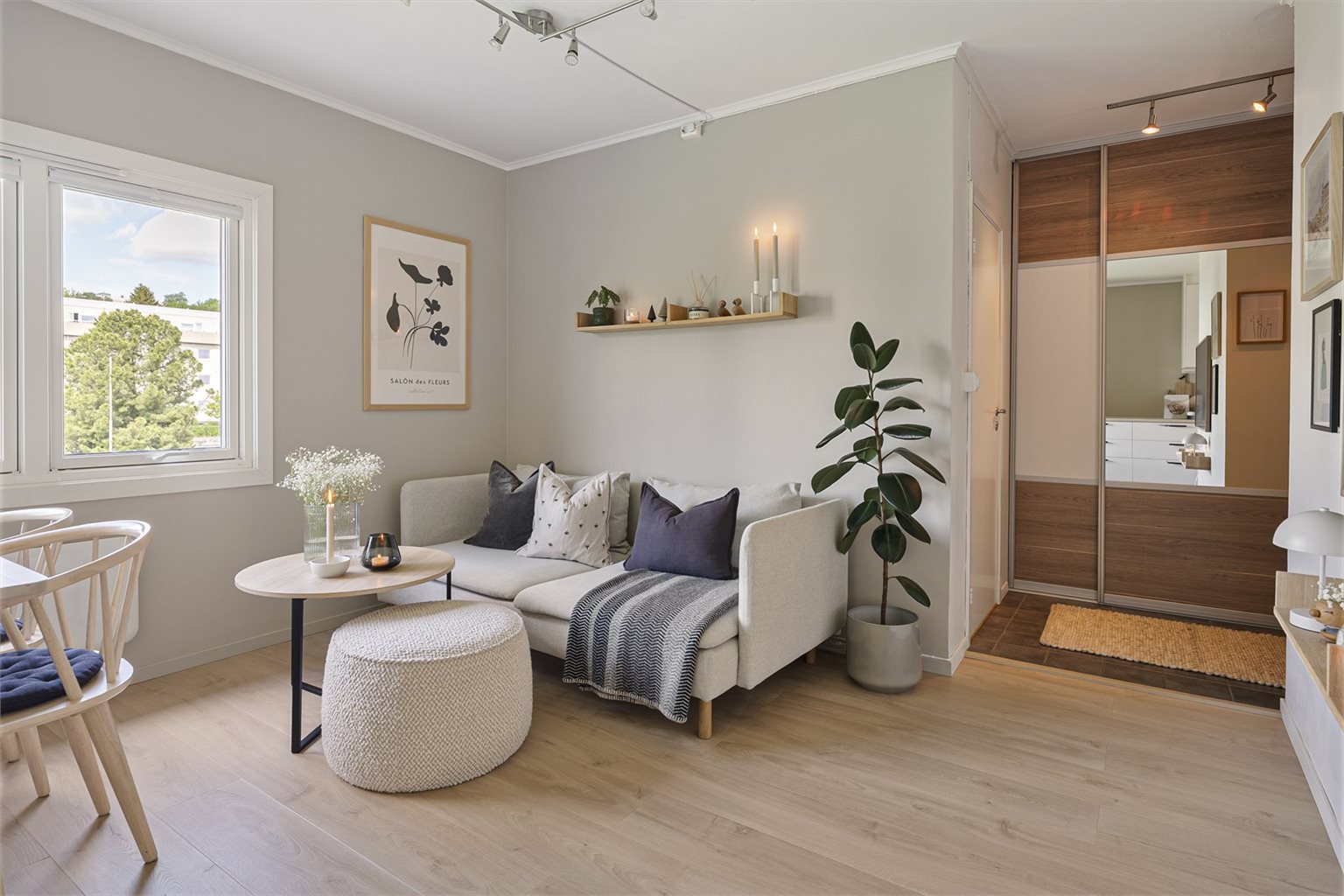 Den åpne stue-/ kjøkkenløsningen er på 18m².