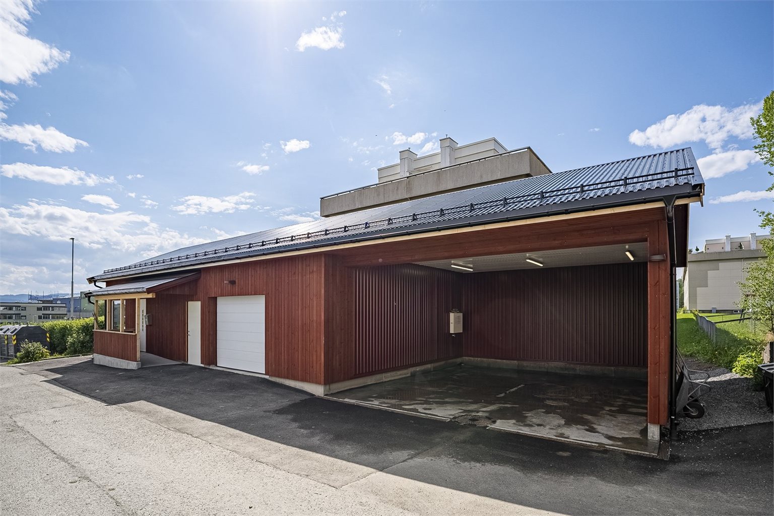 Borettslaget totalt 218 parkeringsplasser til utleie, hvorav 76 er garasjeplasser og 142 er på utvendig oppstillingsplass.