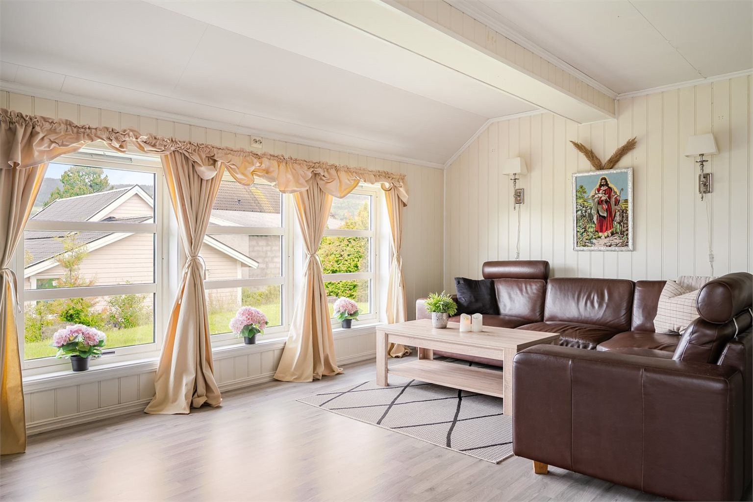 Store vindusflater gir godt med naturlig lysinnslipp