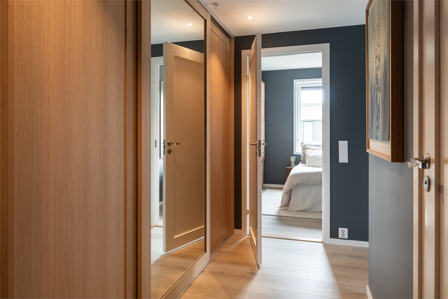  Innbydende og romslig éntre på hele 9m² med innebygd skyvedørsgarderobe. 