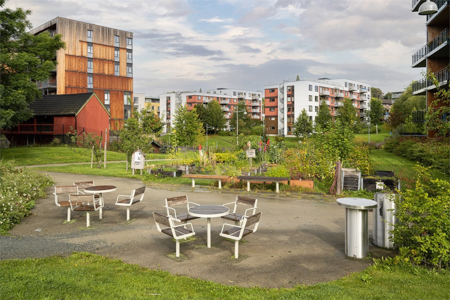 Den attraktive beliggenheten på Lilleby gir umiddelbar nærhet til alt av servicefasiliteter som kollektivtransport, dagligvarer, treningssenter, shoppingsenter mm.