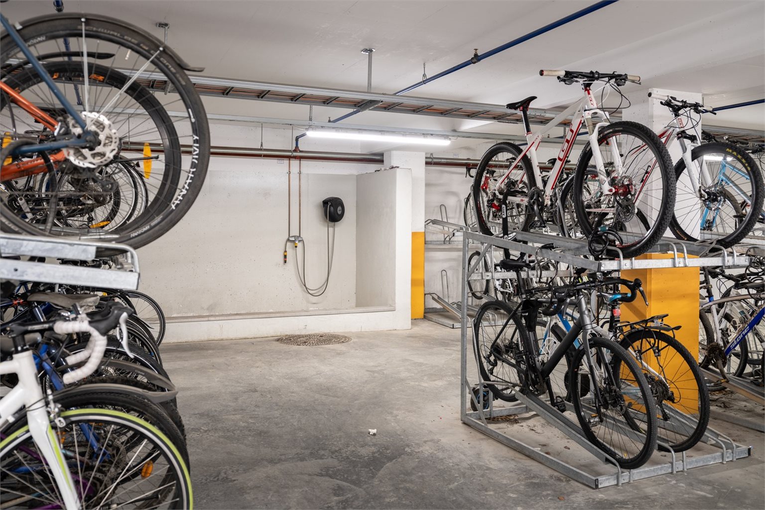 I parkeringskjeller disponerer sameiet egne sykkelparkeringsplasser for beboerne.