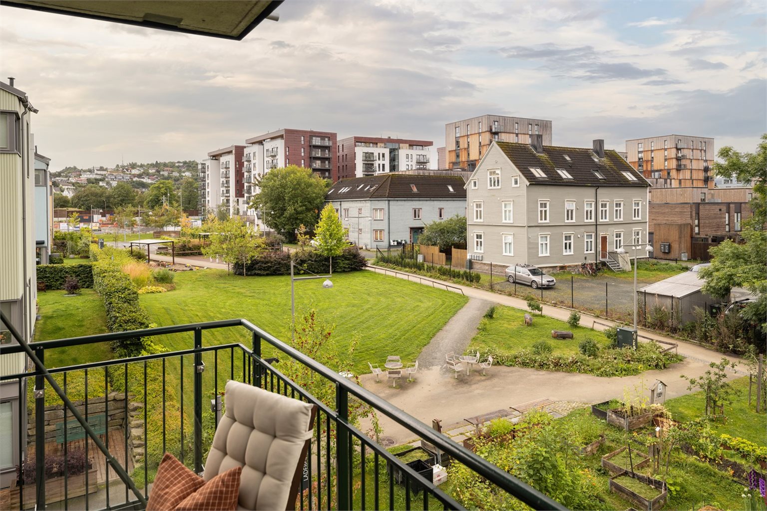Balkongen strekker seg over 10m², og byr på gode møbleringsmuligheter. 