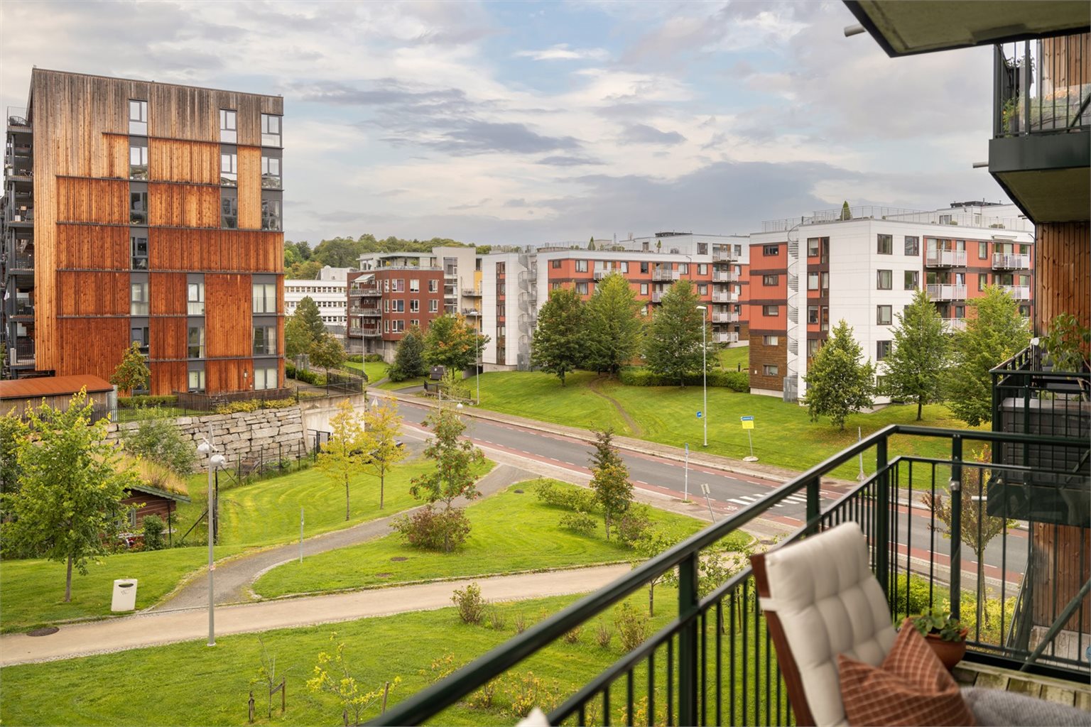 Her kan du nyte utsikten mot friområde og et pent opparbeidet grøntområde. 