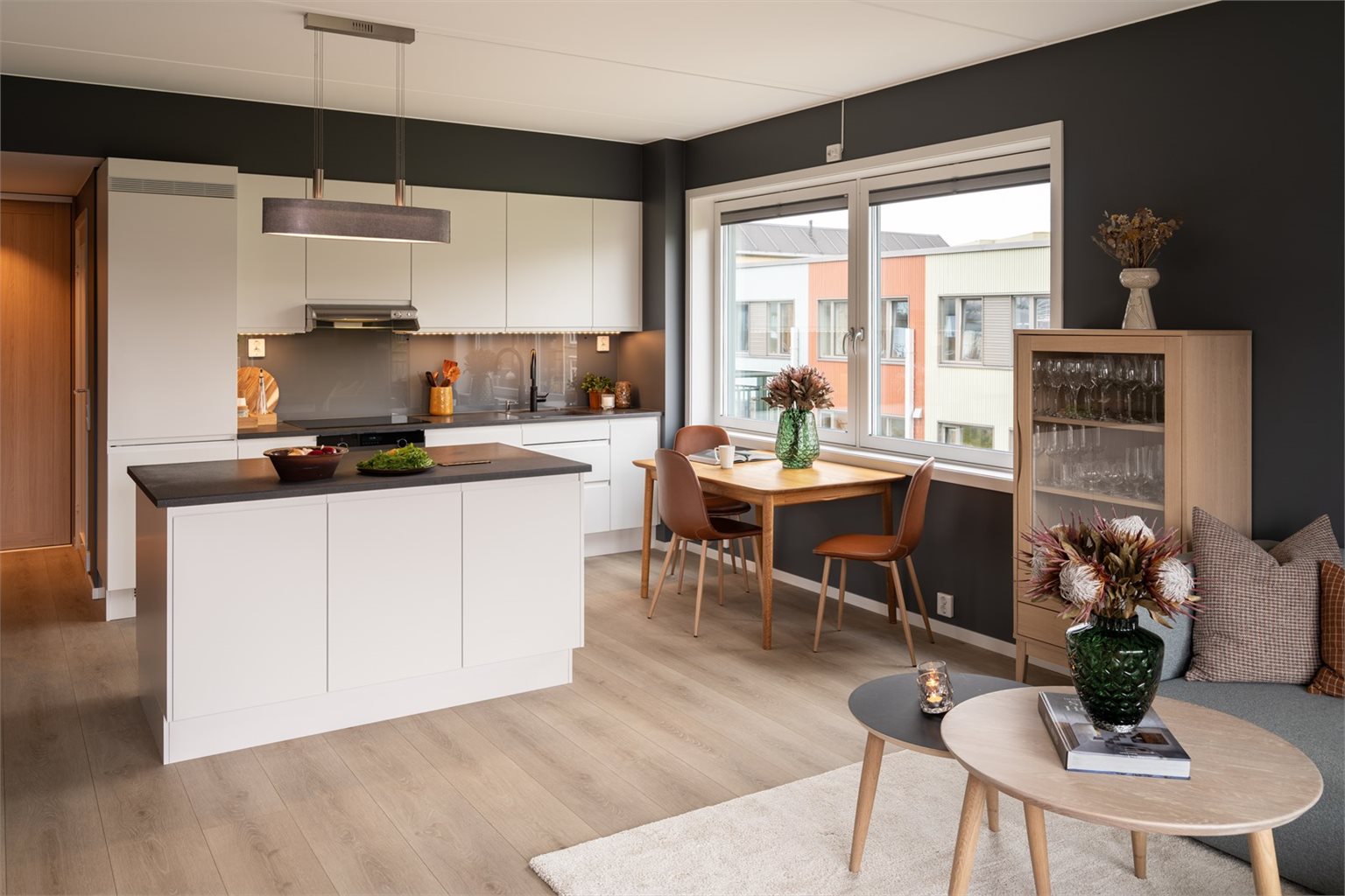 Leiligheten er påkostet med slitesterkt laminatgulv, futurehome smarthus og innvendig lys-/innsynsskjerming på alle vinduer og balkongdør.