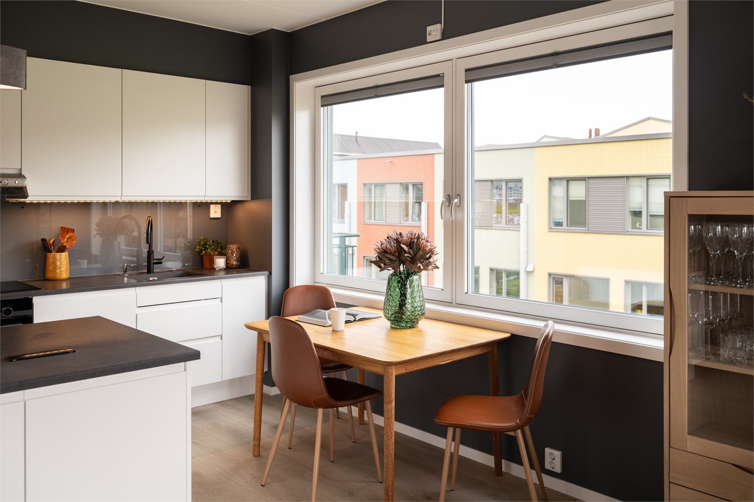 Etter dagens løsning får spisebordet sin naturlige plassering ved kjøkkenet.