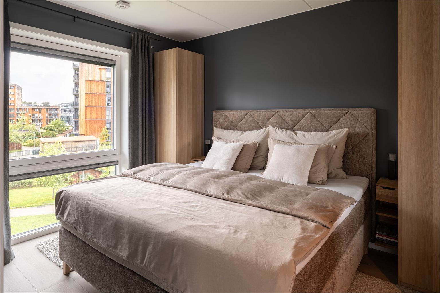 Hovedsoverommet måler hele 11m², her er det god plass til dobbeltseng med nattbord på begge sider og garderobeskap. Oppgradert med utvendig solskjerming. 