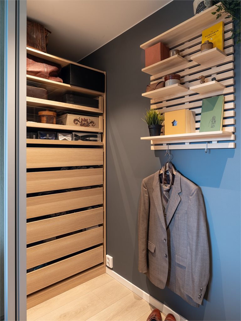 Fra soverommet er det direkte tilgang til egen garderobe på 3m². Perfekt som walk-in.