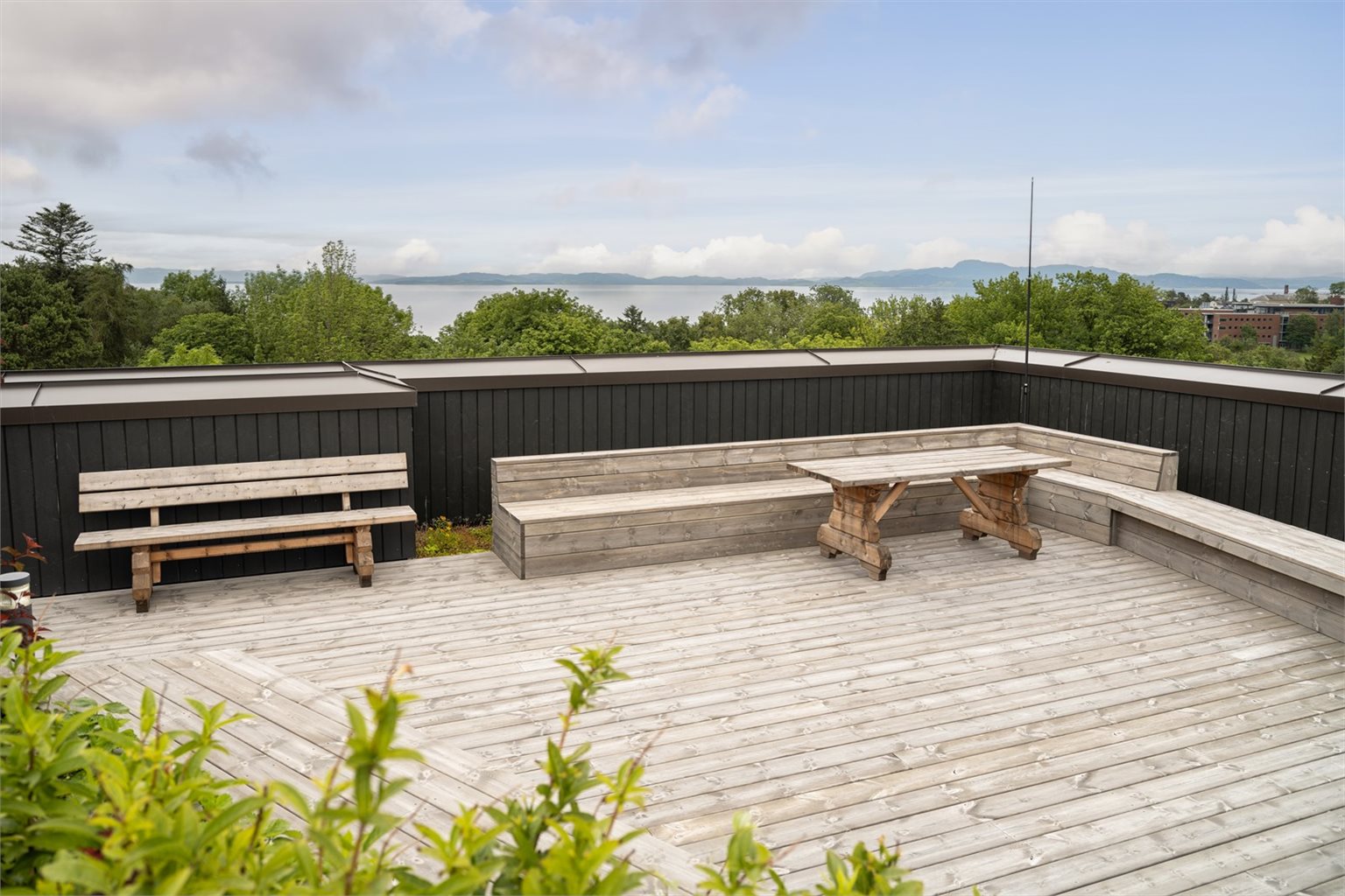 Det skal nevnes at sameiet byr på en takterrasse til disposisjon til beboerne. Her kan du nyte gode solforhold store deler av dagen. Som beboer har du også tilgang til å leie gjesteleilighet. 