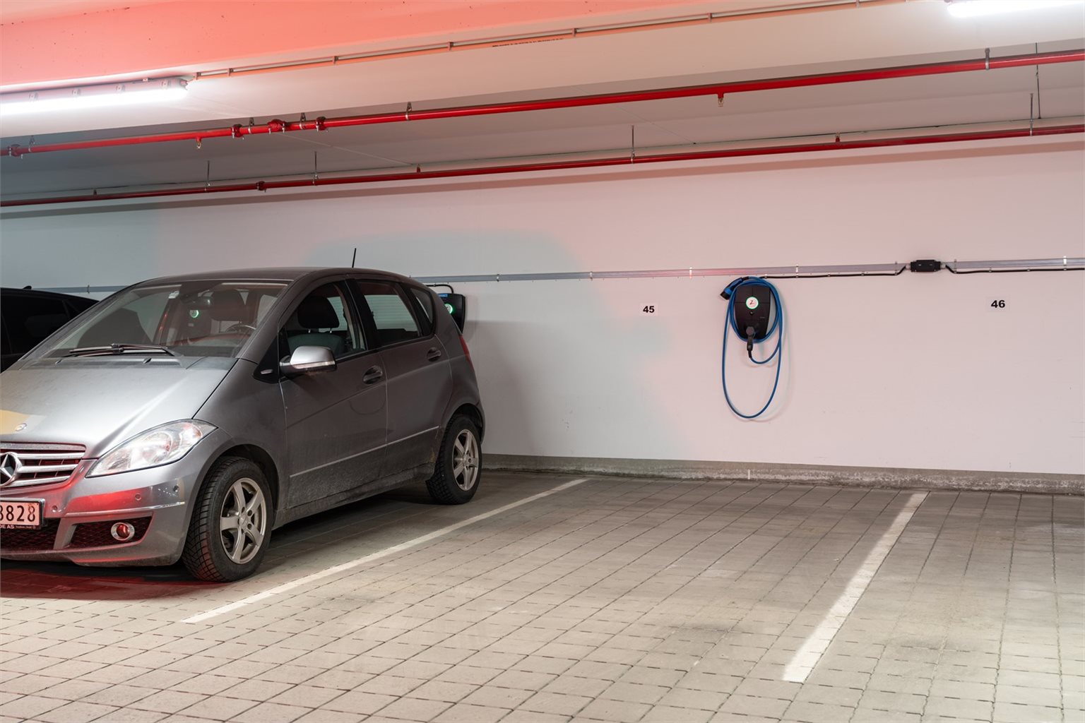 Det medfølger fast p-plass med elbillader i parkeringskjeller.